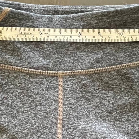 Oakley women’s size small mid calf stretch gray sporting leggings - Picture 7 of 7